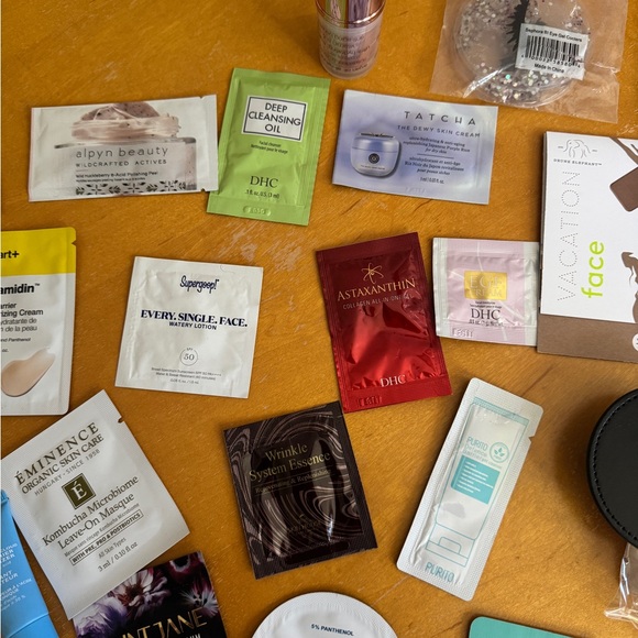 37 pcs: Makeup Skincare and Hair Samples Travel Case Mirror and Eye Gel Coolers - Picture 6 of 7